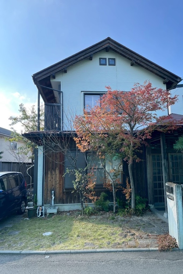 神奈川県厚木市 外構・庭リフォーム 和の家の駐車場兼庭と縦格子フェンス O様邸