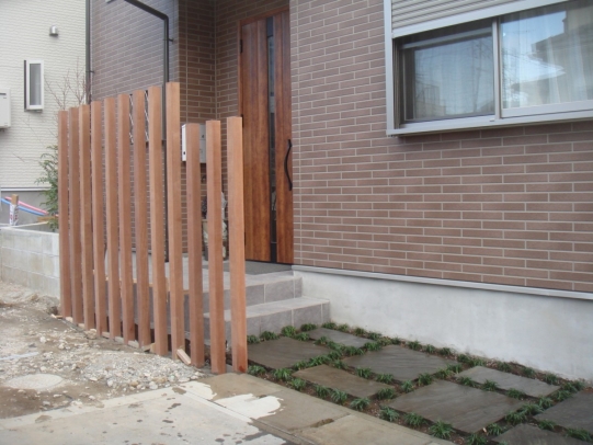 玄関の目隠しをウッド列柱で もうすぐ完成です 神奈川県厚木市 外構 エクステリア 山採り雑木の庭 景色工房サフラン モリニワ