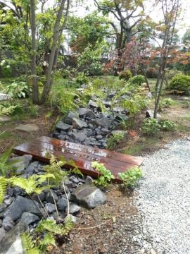 庭の中の 水無川 実は暗渠排水です 神奈川県厚木市 外構 エクステリア 山採り雑木の庭 景色工房サフラン モリニワ