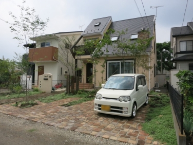 古窯レンガ敷きのナチュラル駐車場リフォーム 神奈川県愛甲郡ｉ様邸 神奈川県厚木市 外構 エクステリア 山採り雑木の庭 景色工房サフラン モリニワ