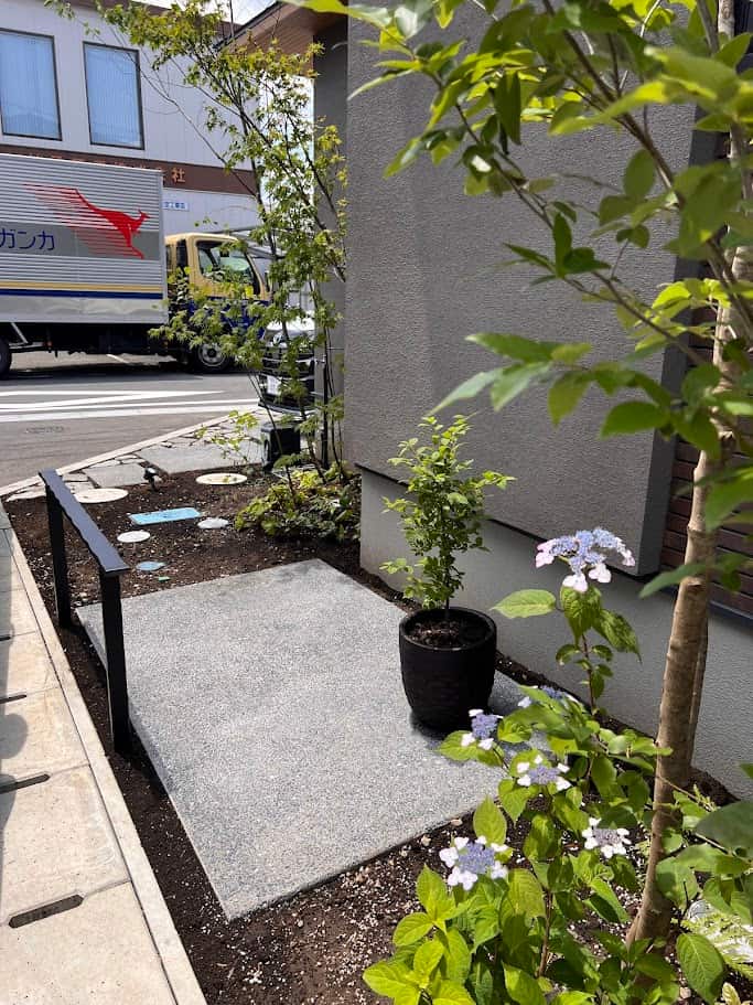 洗い出しコンクリートの自転車置き場